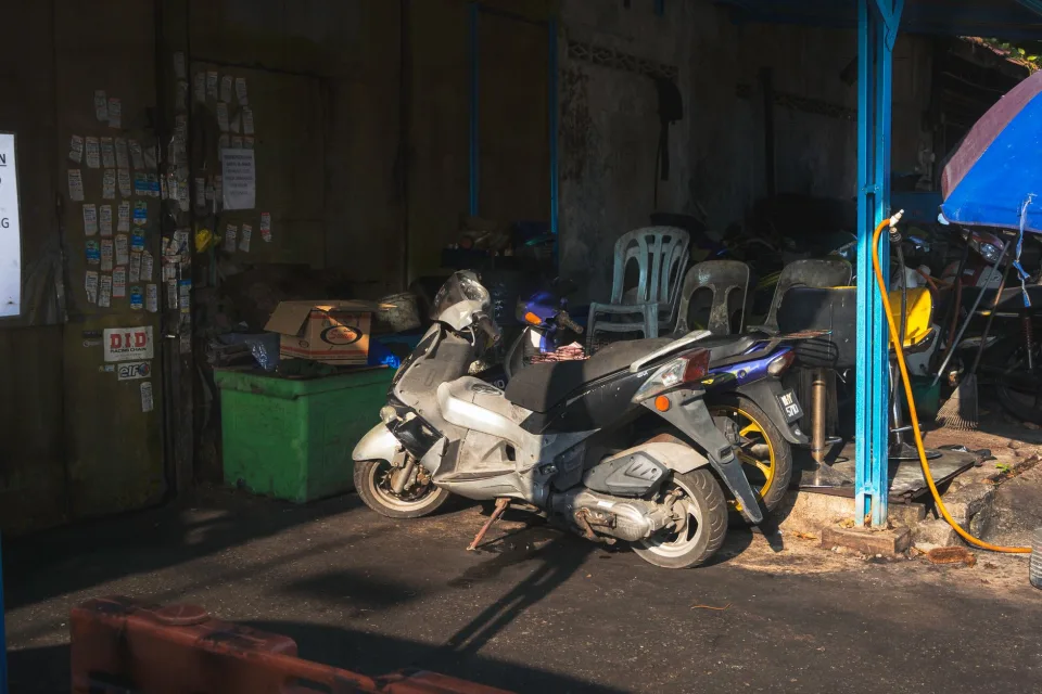 Khu sửa chữa xe máy